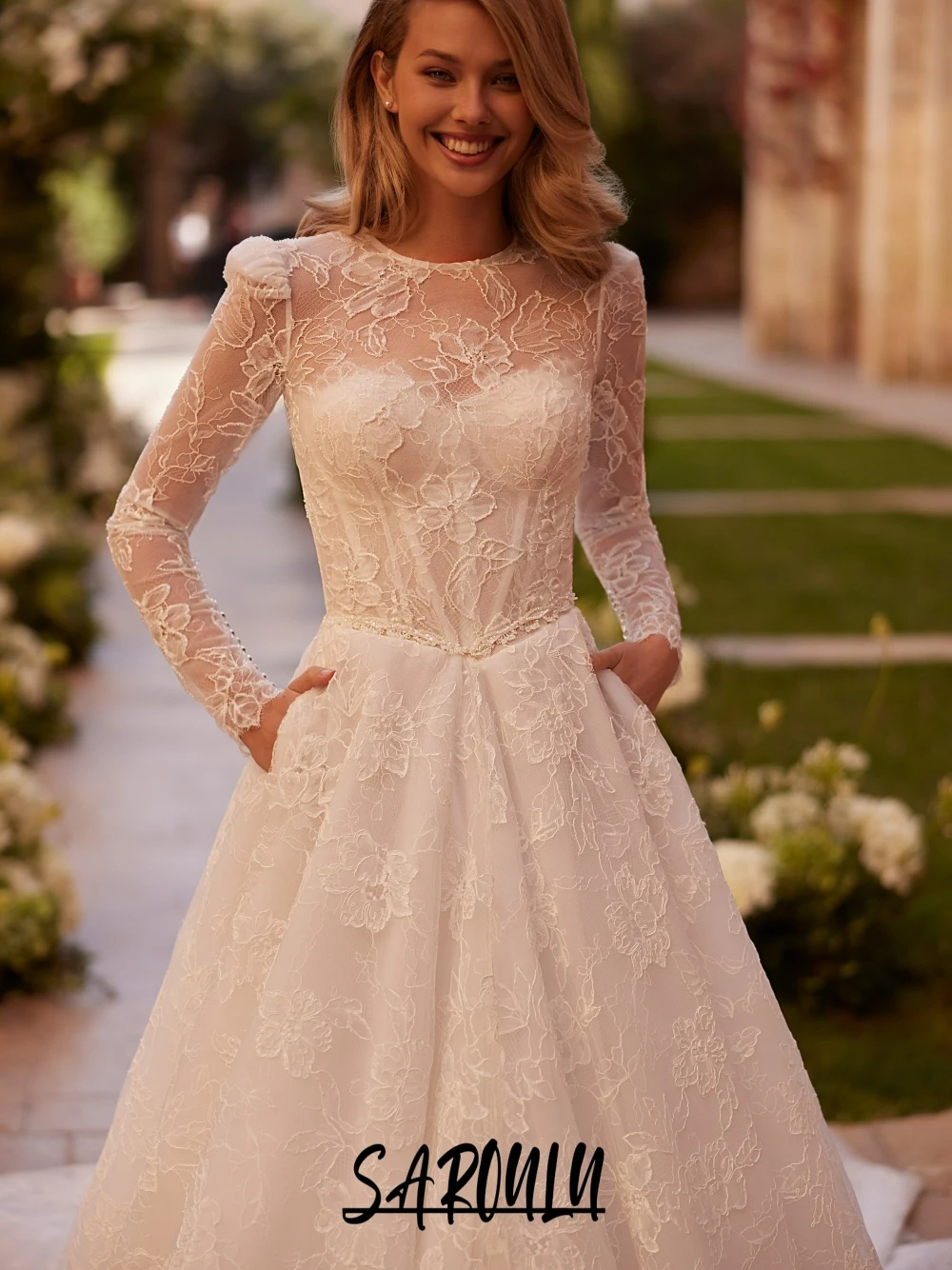 

Women Floral Appliques Long Train Bridal Gown Romantic O Neck Lace Wedding Dress Customized Fashion Corset Buttons Back Wear