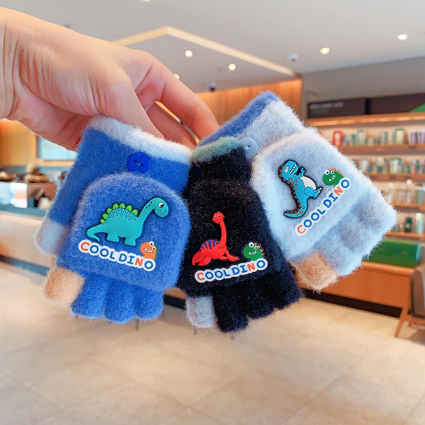 2-in-1 umklappbare Fäustlinge, dick mit Fleece gefüttert, weicher, flauschiger Plüsch, niedliche Snap-Flip-Top-Handschuhe mit Farbblock-Design, winddicht und warm, für Jungen – Detail 6