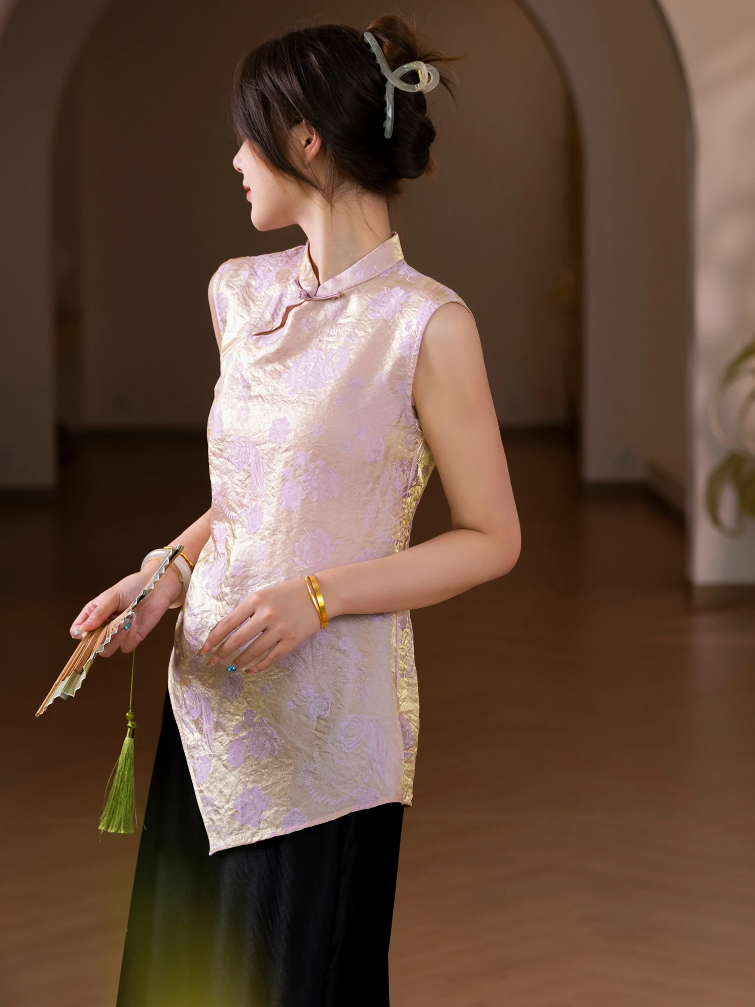 

Шелковая женская футболка свободного кроя с воротником на пуговицах, асимметричным подолом, в китайском стиле, с узором «Маленькое ушко», цвет «Пурпурная роза»