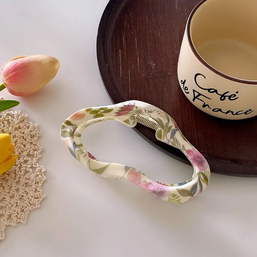 Sweet Acrylic Cloud Shape Hair Claw Hollow Korean Style Hollow Claw Clip Geometric Large Geometric Shark Clip Girls