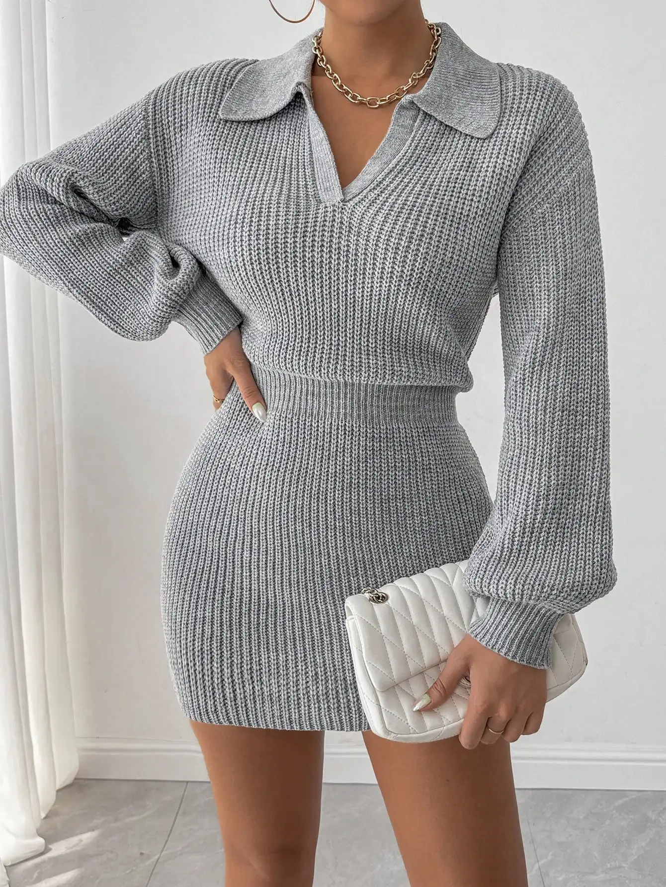 

Женское серое вязаное мини-платье с отложным воротником, спущенными плечами и длинными рукавами