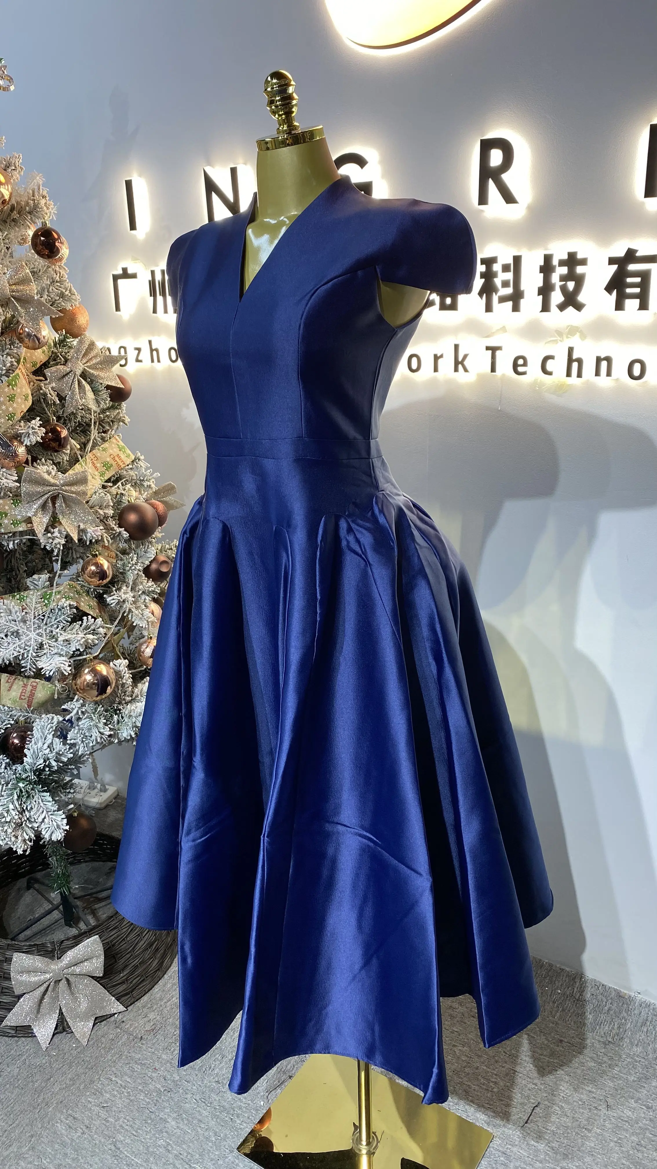 Vestido elegante de ajuste fino com decote em V sólido com manga esvoaçante e design personalizado, vestido de banquete elegante-GZXX404