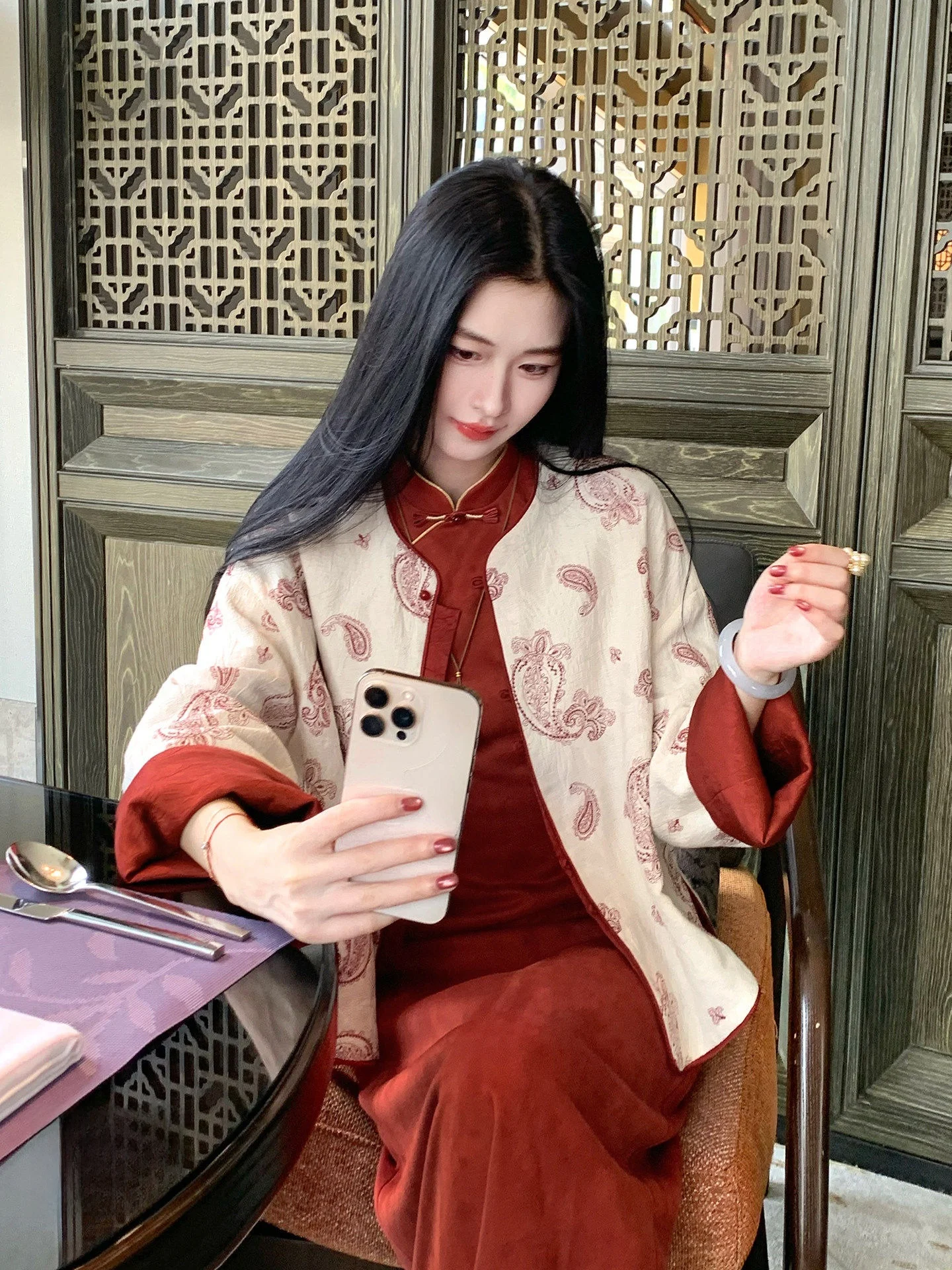 

Красная хлопково-льняная куртка с вышивкой и длинными рукавами, женская, осенне-зимняя, с принтом в стиле фиолуз, свободного кроя, в традиционном китайском стиле