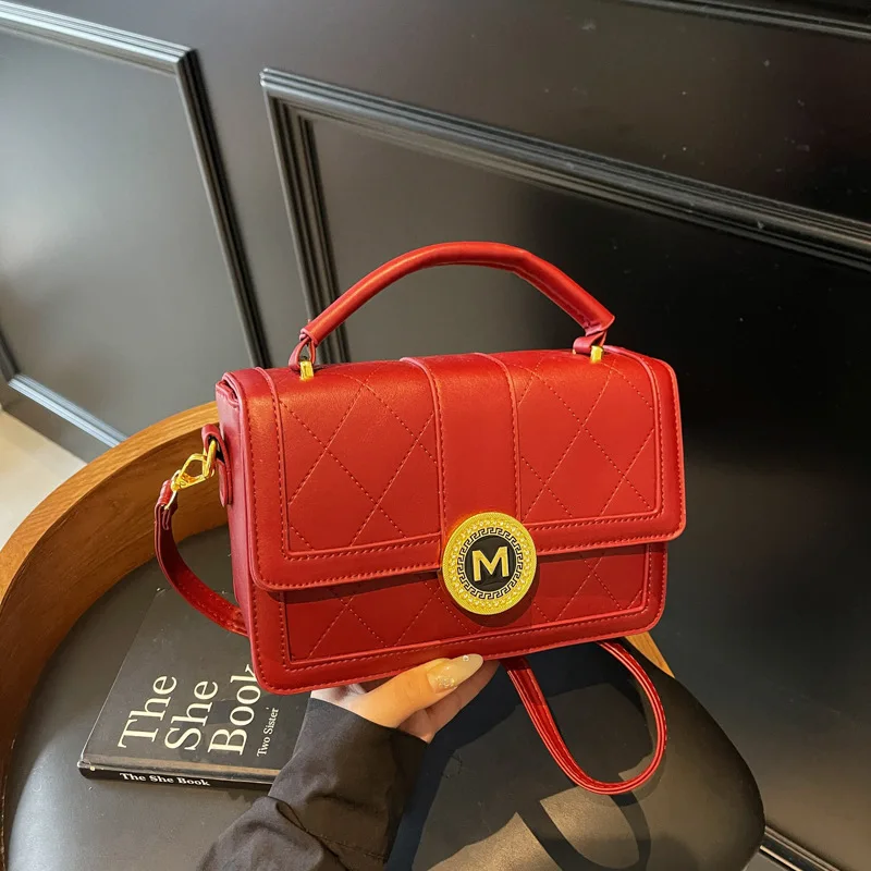 

2023 Новая женская модная маленькая квадратная сумка с ромбовидной крышкой - через плечо с цепочкой, универсальная модная сумка High-Sense