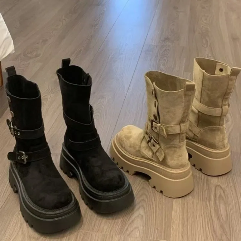 Neu eingetroffene Retro-Wildlederstiefel für Damen, kniehoch, mit klobiger Plateausohle, Motorradstiefel mit Schnallenriemen, schlank geschnitten, trendig und höhenvergrößernd – Detail 2