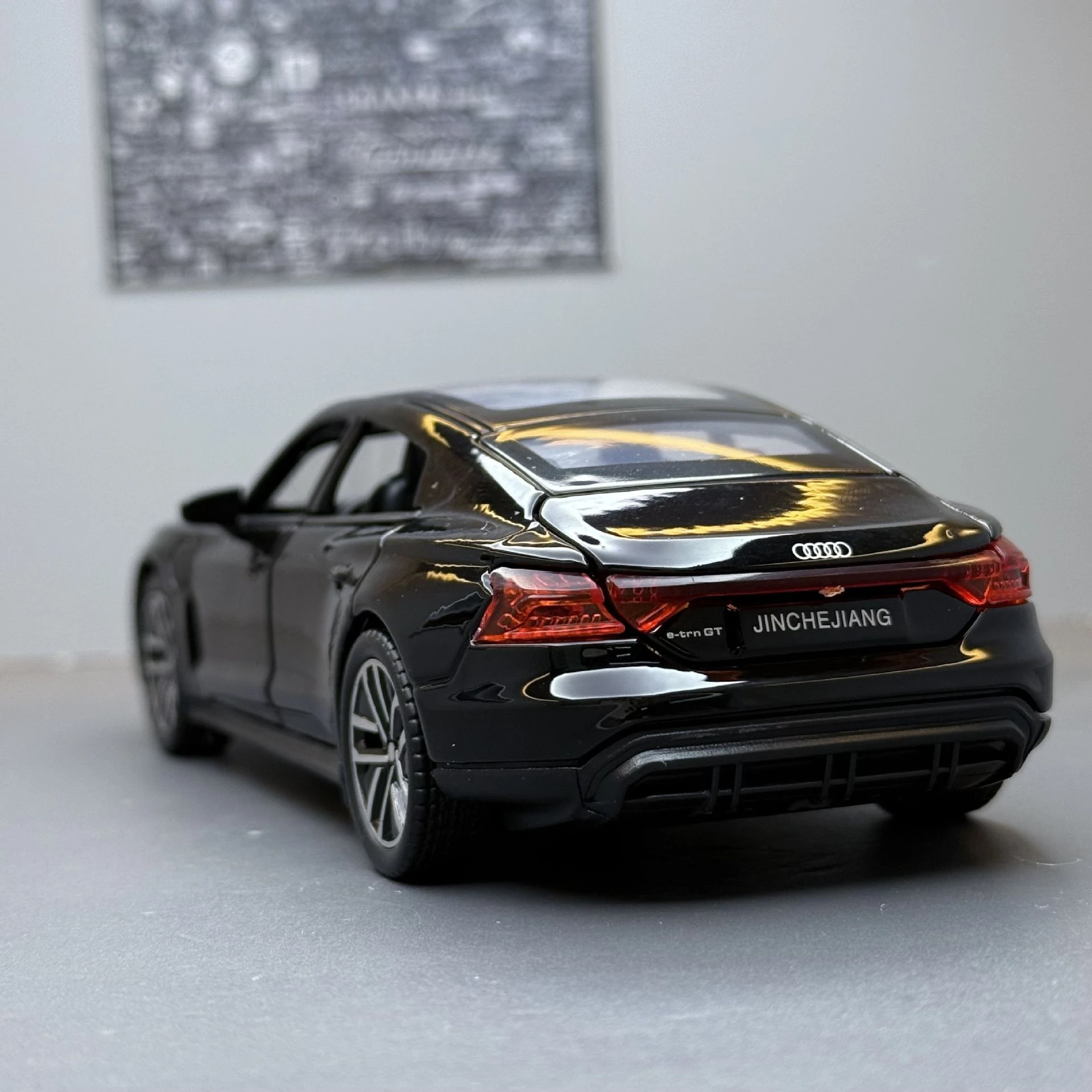 1:32 E-TRON GT سيارة رياضية محاكاة دييكاست سبيكة معدنية نموذج سيارة ضوء الصوت التراجع جمع الاطفال لعبة الهدايا