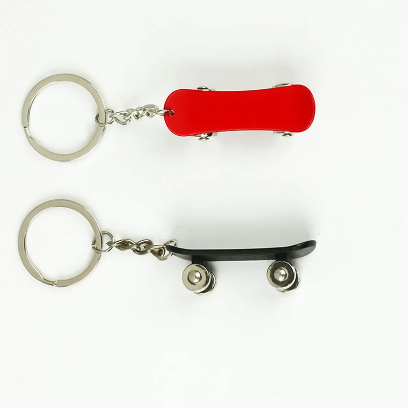 Nuovo portachiavi da skateboard in metallo simulazione colorato mini portachiavi da skateboard portachiavi portatile borsa accessori per auto ciondolo