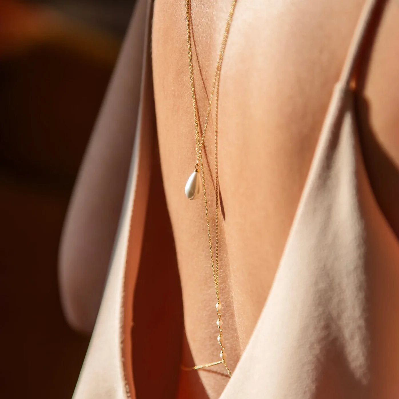 Nieuwe Modieuze En Minimalistische Meerlaagse Imitatie Parel Kwastje Gouden Kleur Hanger Dorsale Ketting Summe Vakantie Jewely