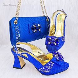 2024 nuovo arrivo Design italiano piattaforma stile strass colore blu reale Lady Peep Toe scarpe e borsa Set per la festa di nozze