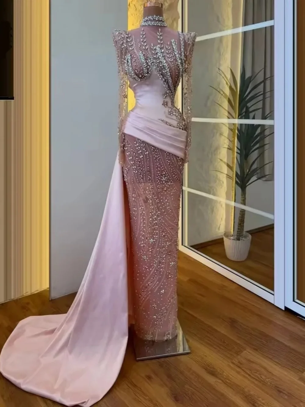 ชุดราตรีทรงเมอร์เมด ดีไซน์เนอร์ คอสูง ประดับคริสตัล งานปักเลื่อม ชุดออกงาน แขนยาว ยาวกรอมพื้น  สามารถสั่งตัดได้
