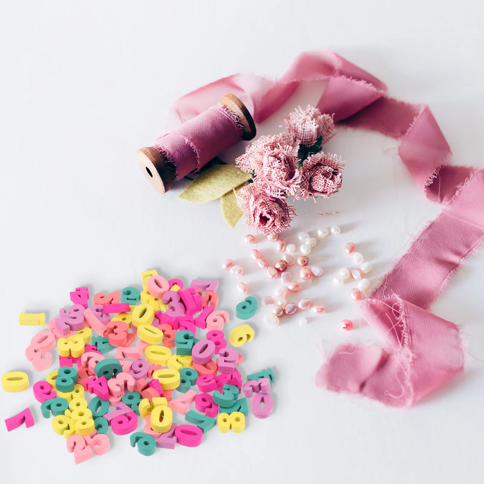 

100pcs Diy Wooden Craft Ornaments Smooth Prime For Diy Decoration Handmade Jewelry Wood Pieces Adornments Colorful Wood Chips