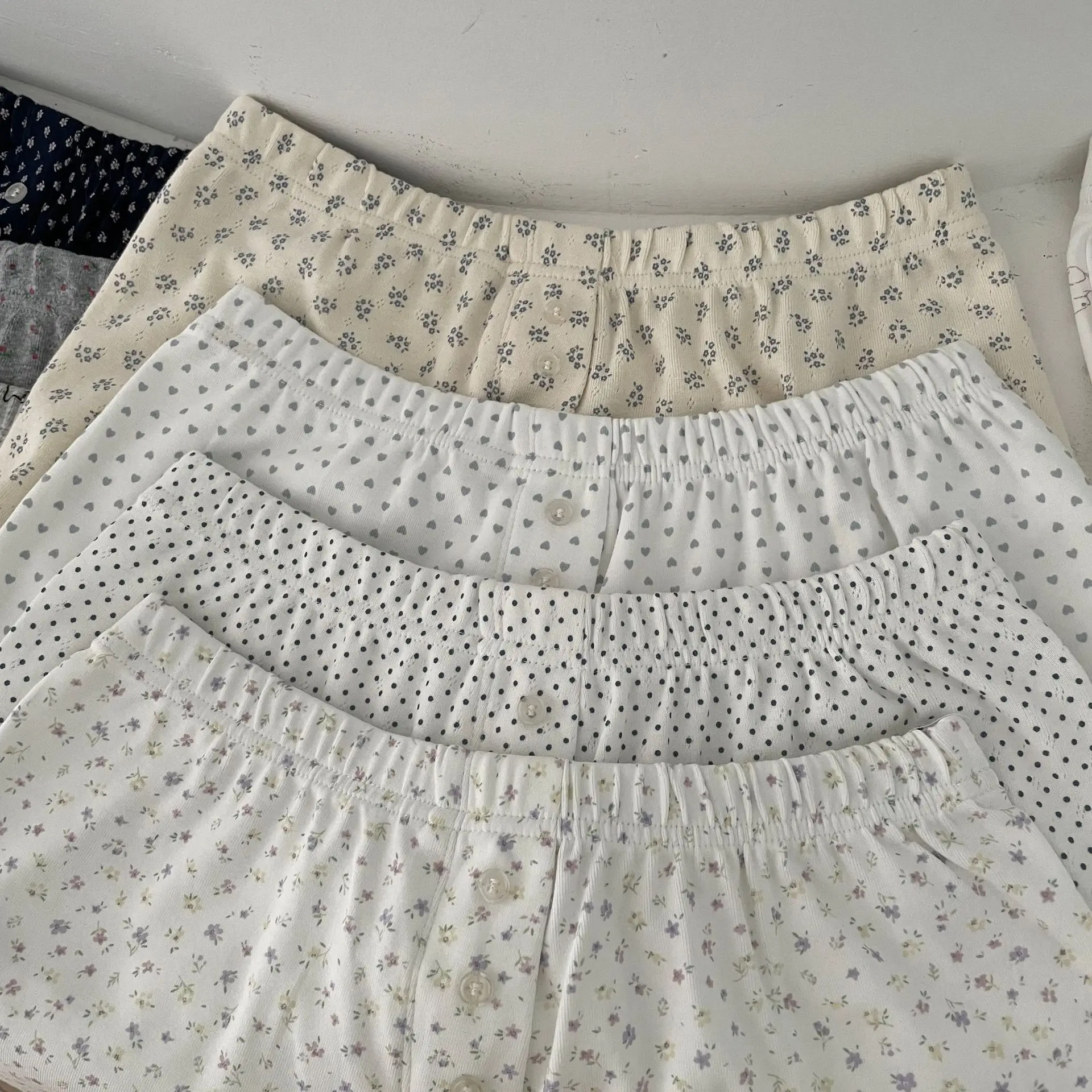 Pantalones cortos con estampado Floral blanco con ojales para mujer, novedad de verano, pantalones cortos de algodón con cintura elástica y tres botones, pantalones cortos cómodos informales para el hogar