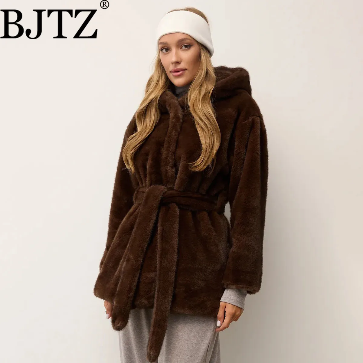 

BJTZ темпераментная офисная женская куртка с капюшоном из искусственного меха для женщин, трендовая новая теплая зимняя куртка 2025 года со шнуровкой и завязками на талии