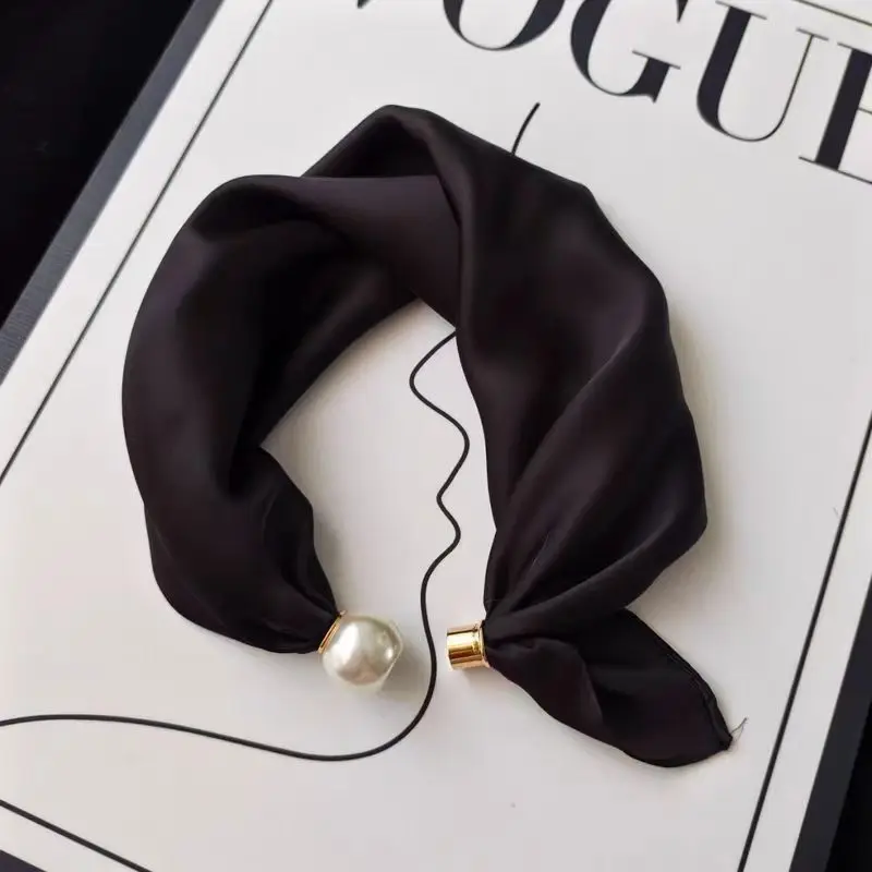 Luxuriöser Satin-Halstuch für Damen mit Magnetverschluss, Kunstperlen-Anhänger, einfarbiges, schwarzes Halstuch, das sich leicht anlegen lässt, ideal für Büro und Partys. – Detail 9
