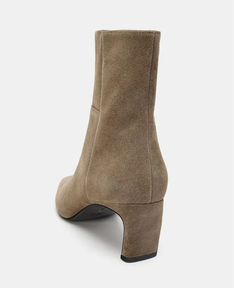 รองเท้าบูทสั้นผู้หญิงหนังกลับแบบใหม่สำหรับฤดูหนาว หัวแหลม ซิปด้านข้าง ดีไซน์เนอร์ รองเท้าบูทสั้นแบบเรียบหรู ส้นเตี้ย รองเท้าบูทข้อเท้า รองเท้าบูทผู้หญิง