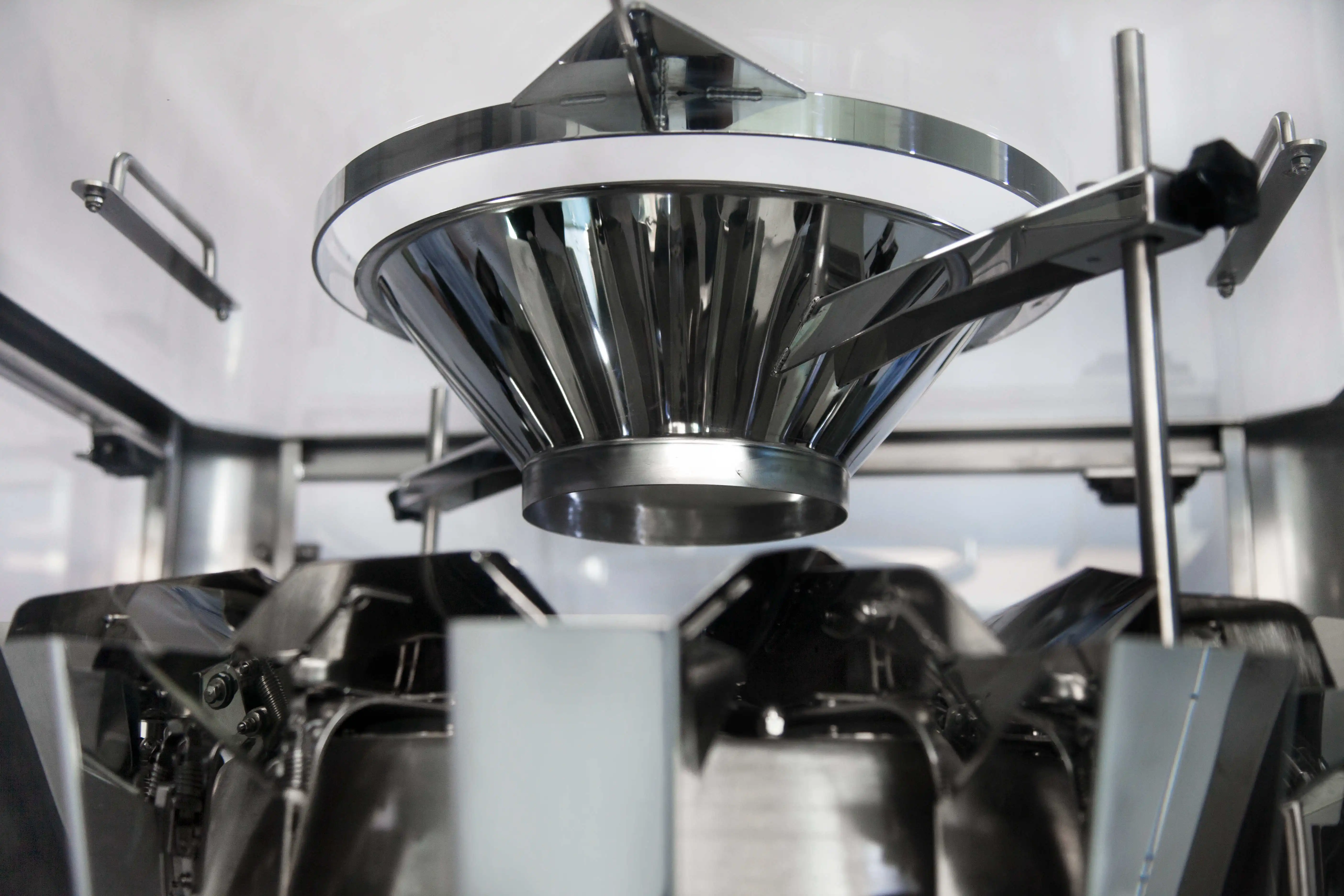 ماكينة وزن أوتوماتيكية متطورة ذات 14 رأسًا ومتعددة الرؤوس عالية الدقة وجسيمات صغيرة وتقطيعها