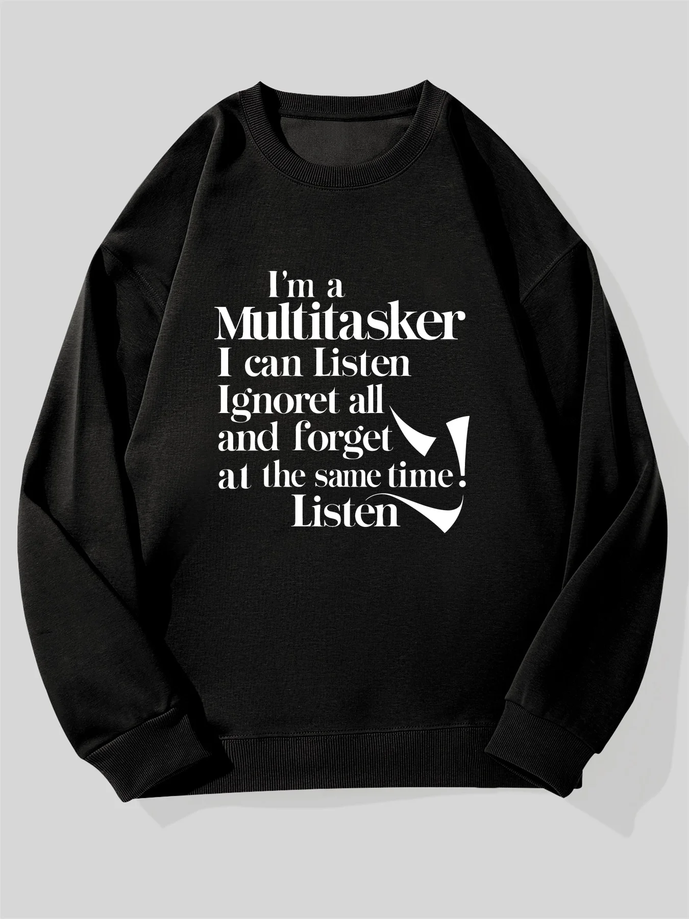 سويت شيرت رجالي مضحك بشعار "I'm a Multitasker" - أسود مع نص وأيقونات بيضاء (استماع/إشعال/نسى) - كاجوال كبير الحجم