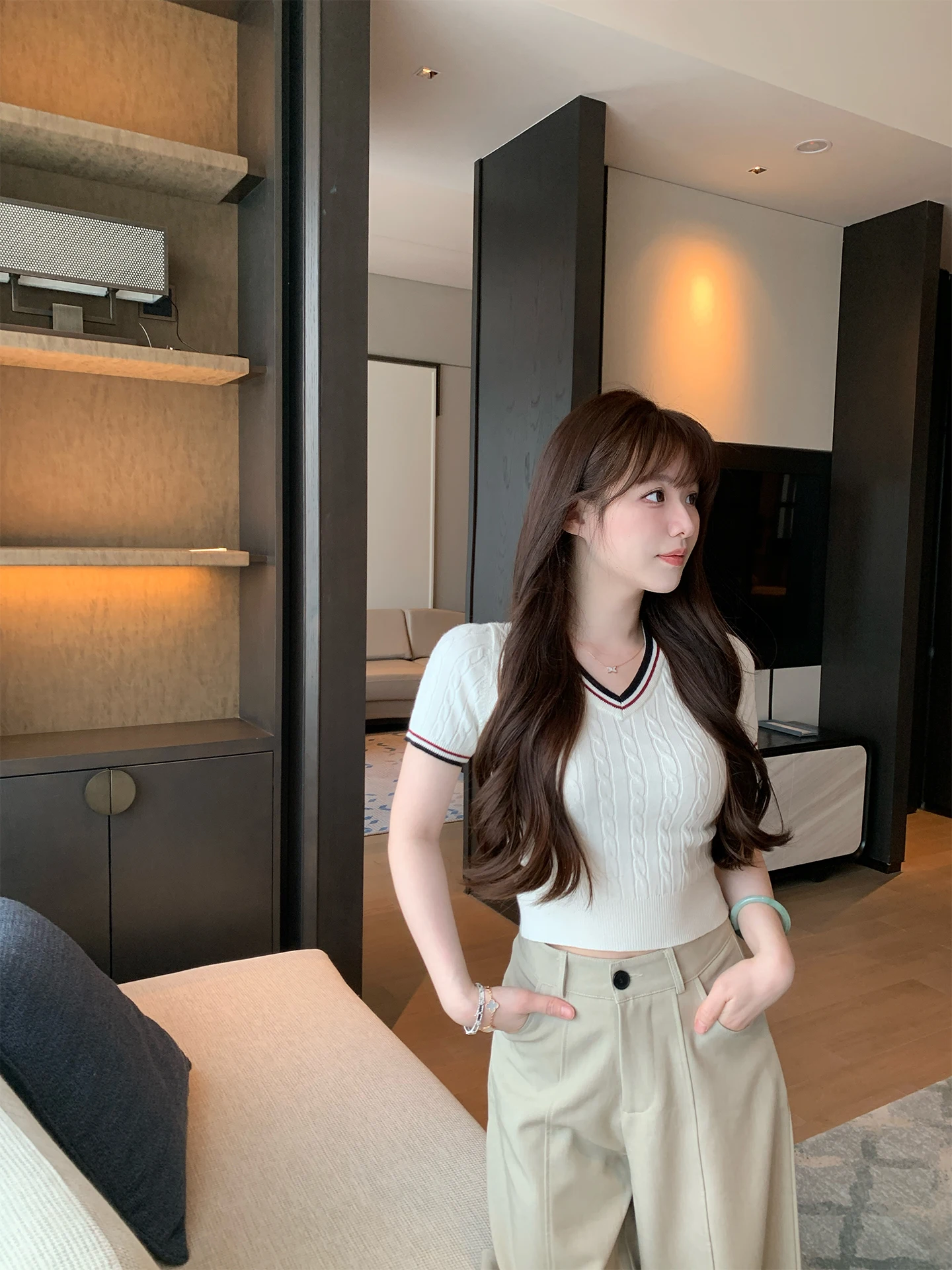 

Kkwne White V-Neck Twisted Knitwear Short Sleeve Casual Versatile Top Color Block Design Spring Summer High-End Sensation