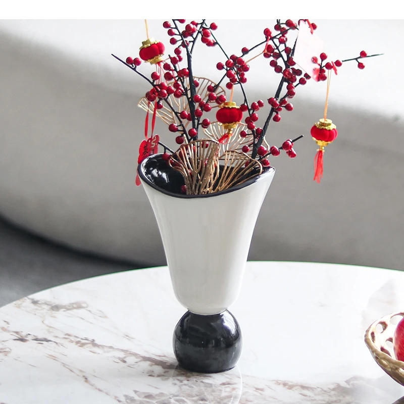 

Creative White Ceramic Vase Floral Plant Pots Table Decoration Flower Arrangement White Hat Shape Vase Room Aesthetic Decor