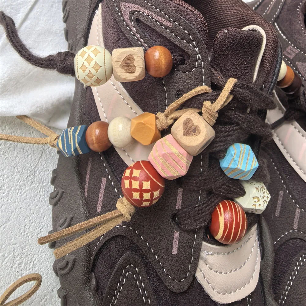 Neue Maillard Farbe Holz Perle String Schnürsenkel Charms für Turnschuhe Perle Schmetterling Schuh Charme DIY Abnehmbare Schuhe Dekorationen