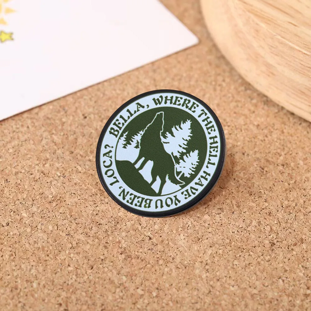 Twilight Wolf Howling Silhouette Bella Where Have You Been Emaille-Pin Klassisches Filmzitat Anstecknadel Fandom-Fan-Geschenk – Detail 7