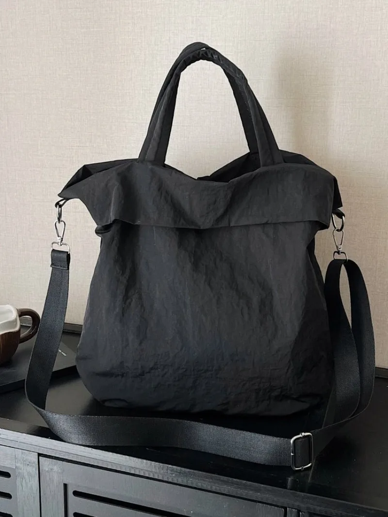 CEEKAY Mattschwarze, gekräuselte Nylon-Umhängetasche, übergroße, weiche Umhängetasche mit einfacher Überschlagöffnung, breiter, verstellbarer Stoffriemen, lässige Handtasche – Detail 20