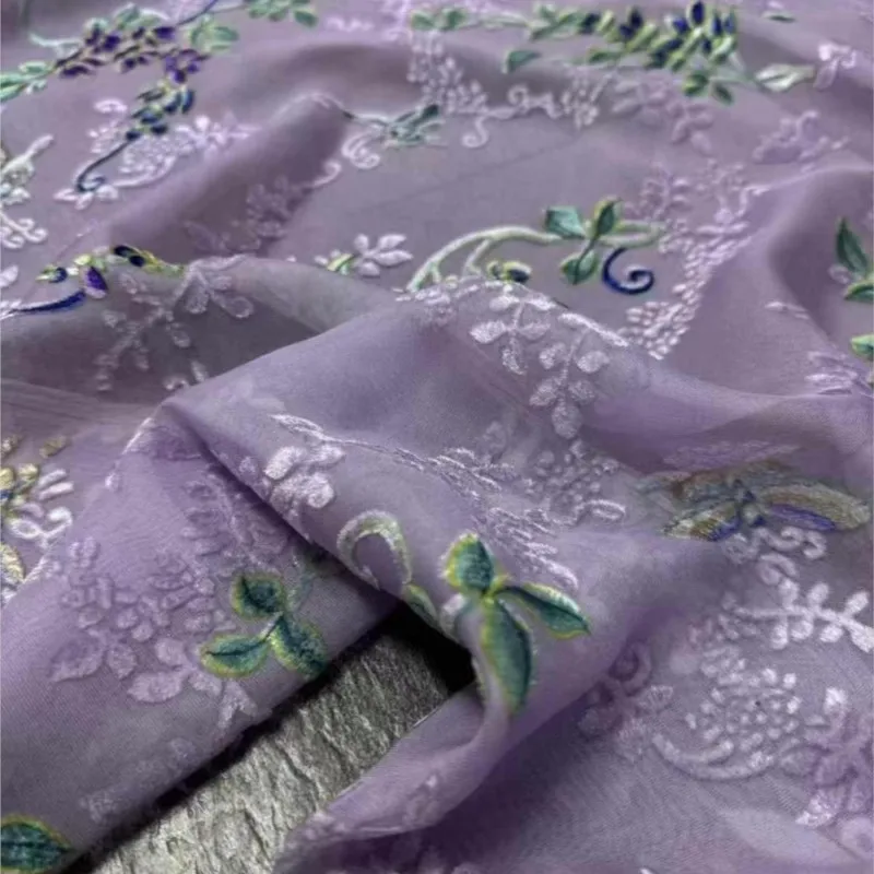 Ein neues Mantel- und Rüstungsset im chinesischen Stil aus handbemaltem Samtstoff mit integrierten Mustern aus Seide