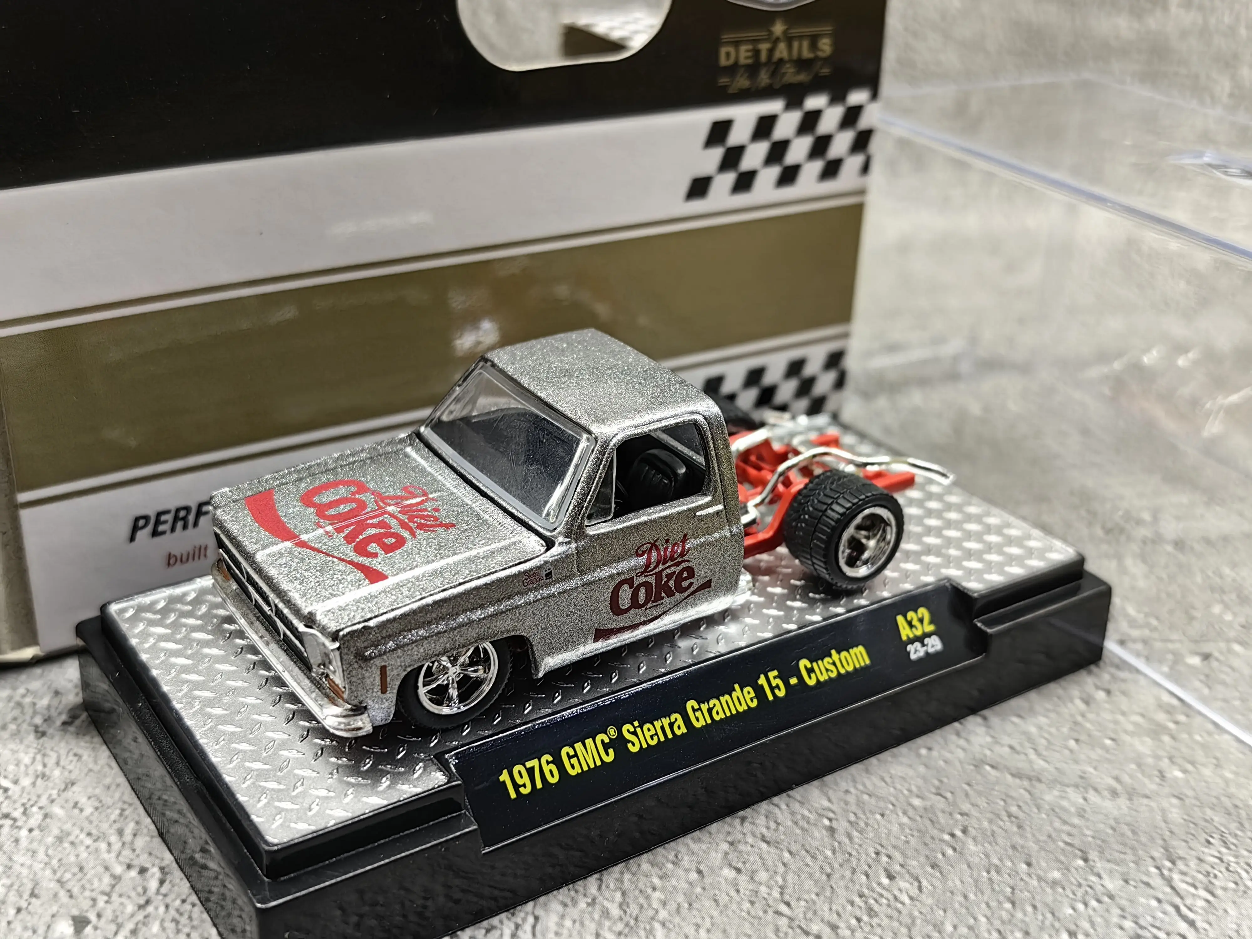 M2 Machines 1/64 1976 GMC Sierra Erande 15 Gustom 1973 Cheyenne Super Special Red hub Die-cast alloy car model gift