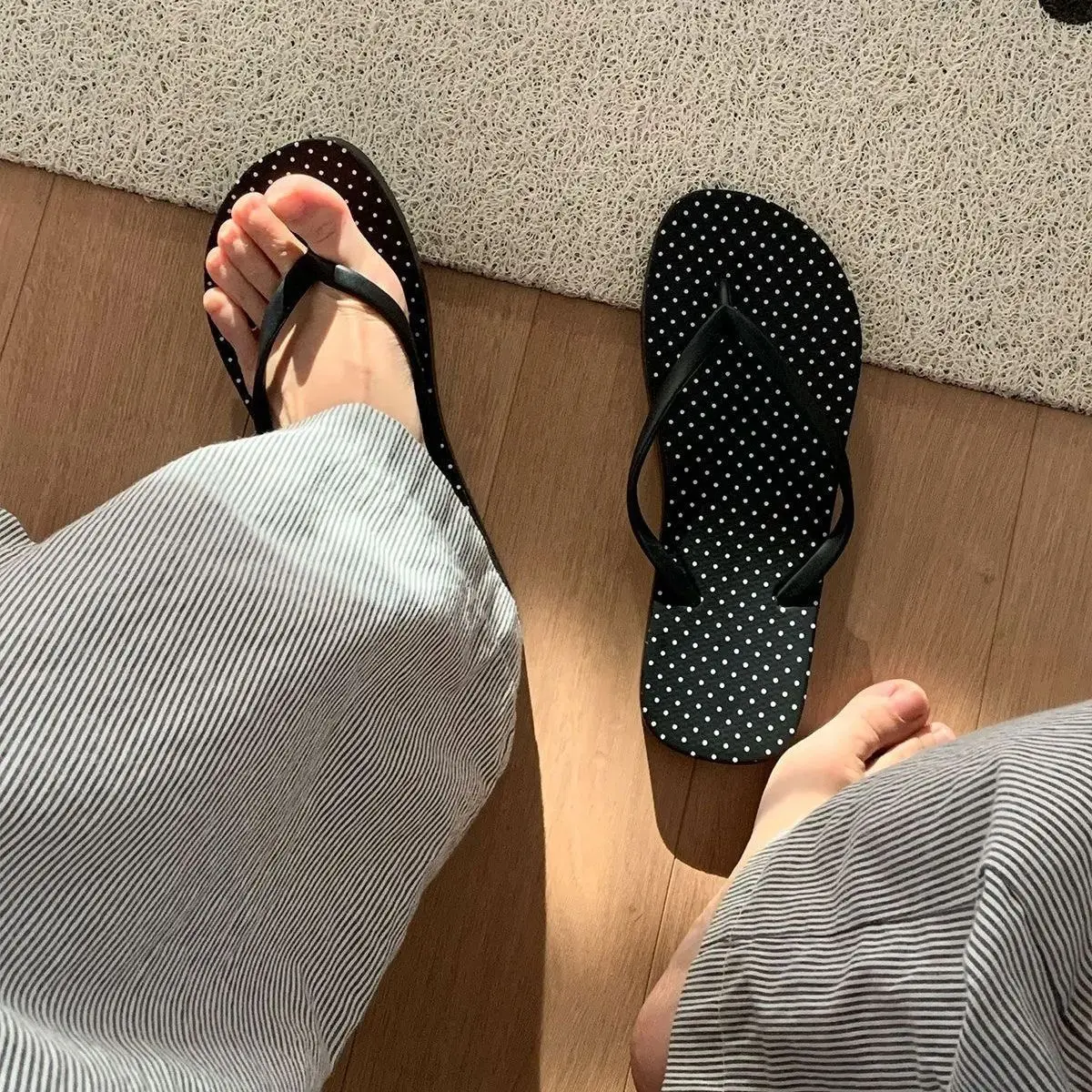 

Women’s Beach Holiday Flip-Flops: Polka-dot, Casual, Flat, Non-slip, Summer Thong Sandals – Soft and Breathable