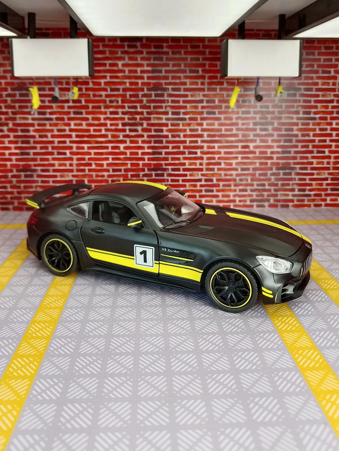 โมเดลรถซูเปอร์คาร์ Mercedes GT อัลลอยด์ ขนาด 1:24 ของเล่นตกแต่ง ประตูและฝากระโปรงหน้าเปิดได้ ท้ายรถเปิดได้ ของขวัญสุดพิเศษ