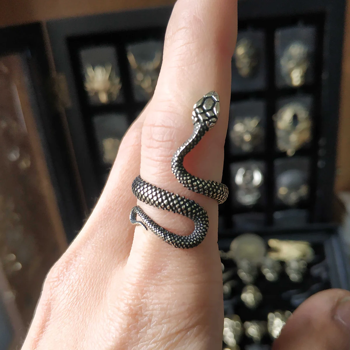 

1pc Snake Shape Stylish Alloy Jewelry Creative Prop Alloy Jewelry Black Finger Finger Ring Unique Decor Fashion Exquisite