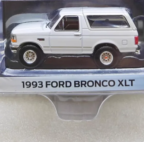 

1:64 1993 Ford Mustang XLT — коллекционные предметы обновленных моделей автомобилей Oxford White