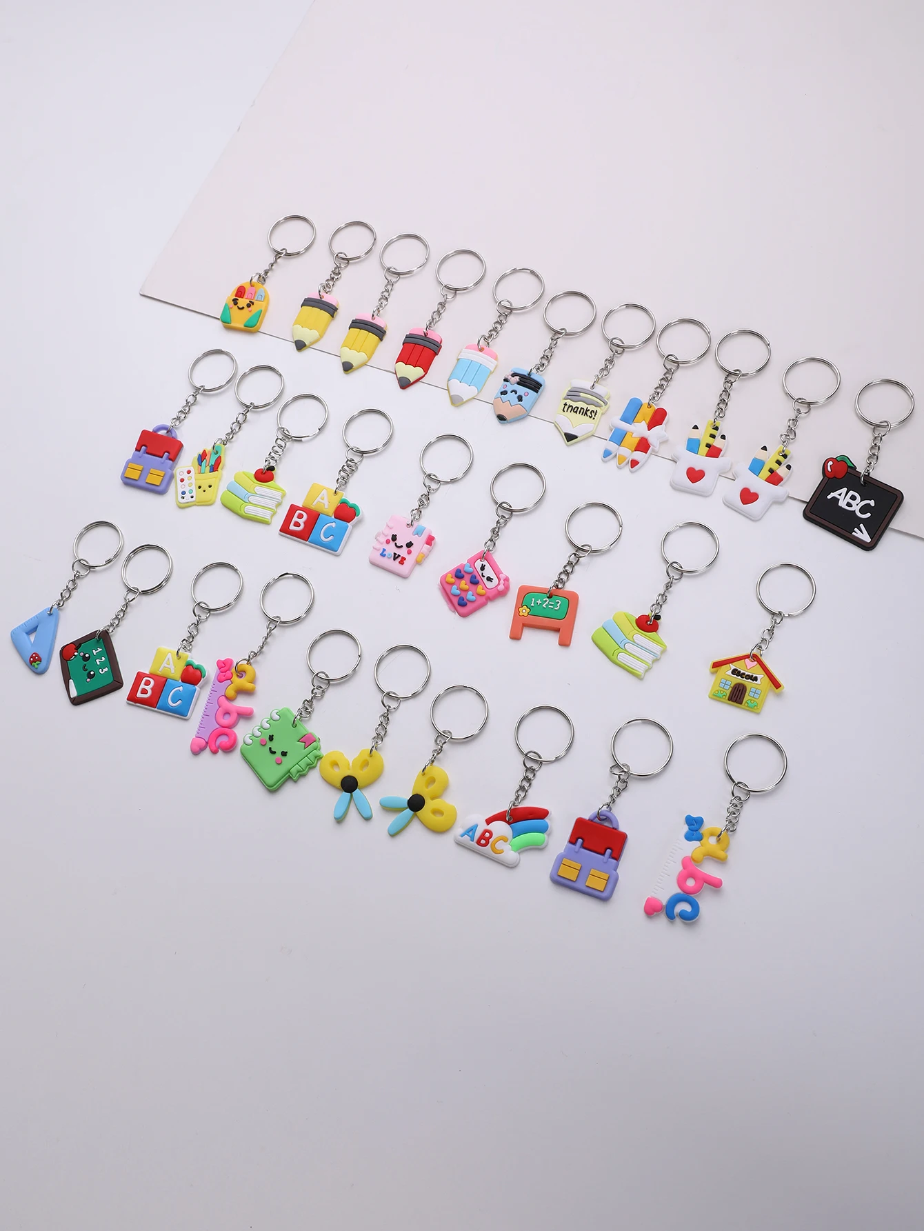 Porte-clés mignon en PVC de dessin animé pour les prix de la pièce d'irritation, faveurs de fête, mini porte-clés, anniversaire, cadeau de Noël, 30 pièces