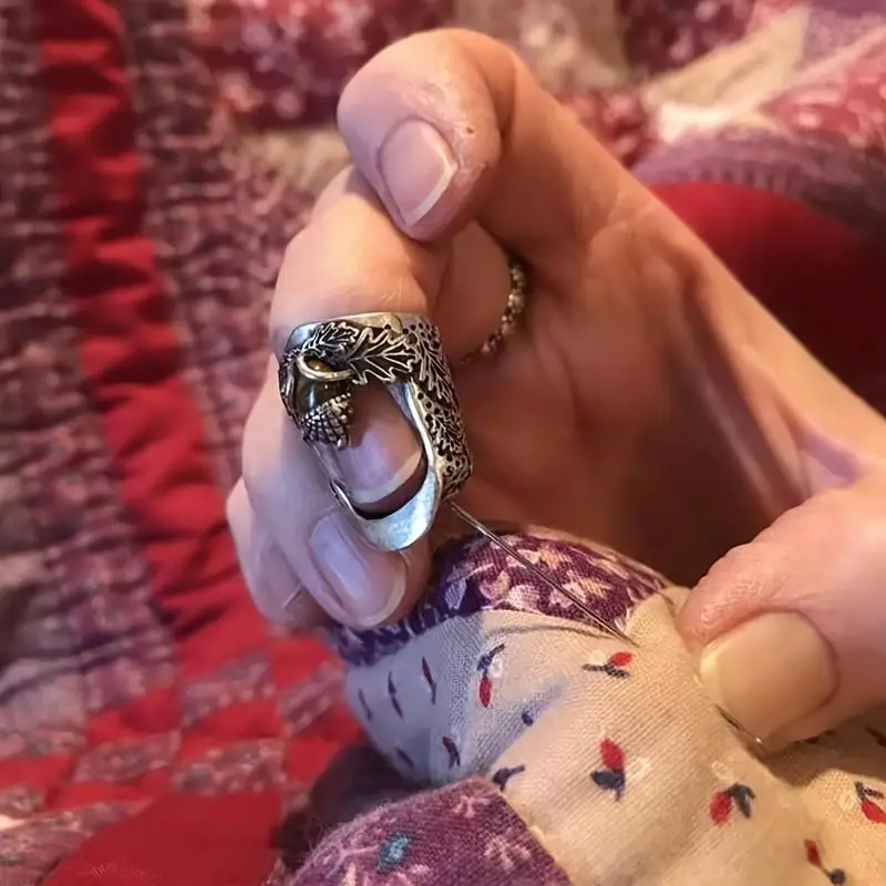 1 unidad de dedal de metal duradero con diseño de ojo de perdiz y forma de uña abierta, protector de dedo para costura, acolchado y manualidades, con elegante diseño negro y dorado con ojo de perdiz