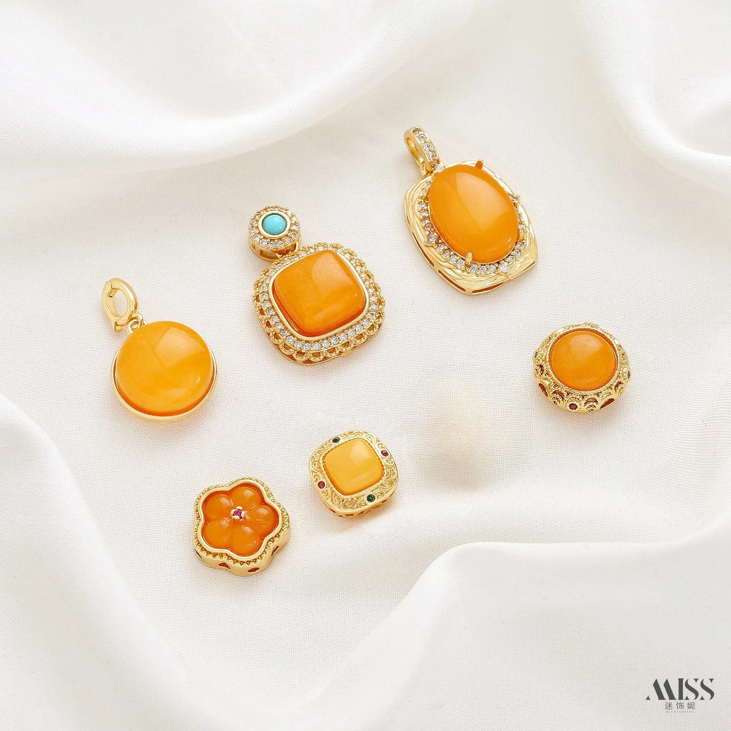 Inlaid Natural Beeswax 18K Gold Plated Plum Blossom & Four-Leaf Clover Spacer Beads Oval&Square Pendants DIY Jewelry Accessories