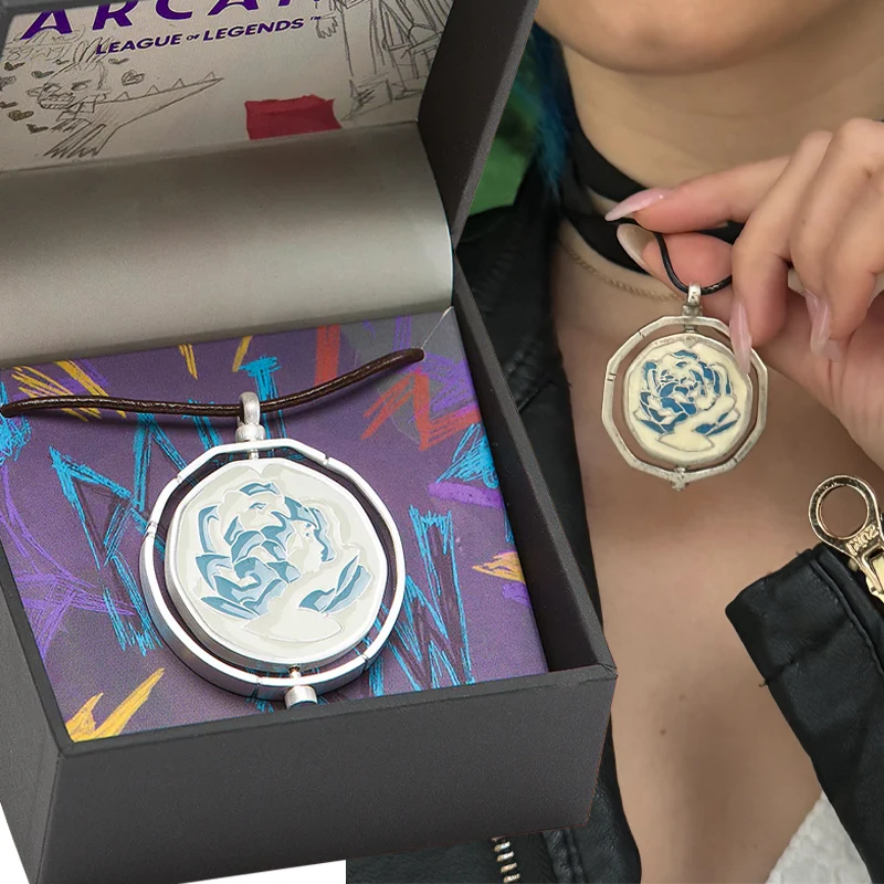 لعبة جديدة Jinx الأزرق الوردي للتدوير قلادة أنيمي لعبة غامضة الموسم 2 حقيبة الظهر المعلقات المعدنية الاتجاه الجديد مجموعات المشجعين الحلي