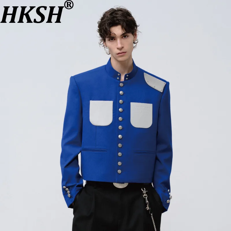 

HKSH Spring Autumn New Men's Tide Punk Vintage Metal Shoulder Patch Blazer Stand Collar Short Jacket Chic Ins Vibe Coats HK20386