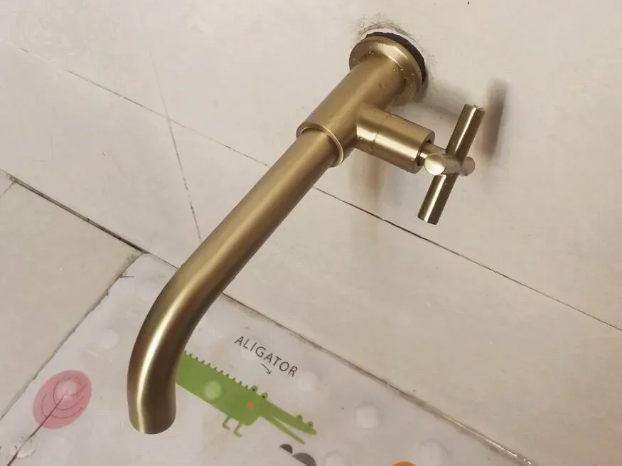 

Настенный смеситель для садовой мойки из матовой латуни под золото и оружейную сталь, с краном для холодной воды