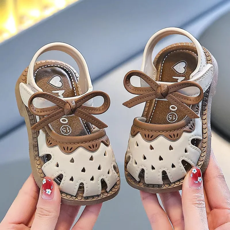 

Детские прогулочные туфли для малышей, дышащие сандалии с закрытым носком для девочек, детские уличные нескользящие туфли с перфорацией