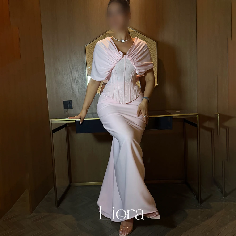 Vestido de noche de sirena rosa pálido, diseño personalizado de Liora, con escote en V, mangas cortas abullonadas, corpiño y cordones en la espalda, con cola, ideal para eventos formales y bailes de graduación.