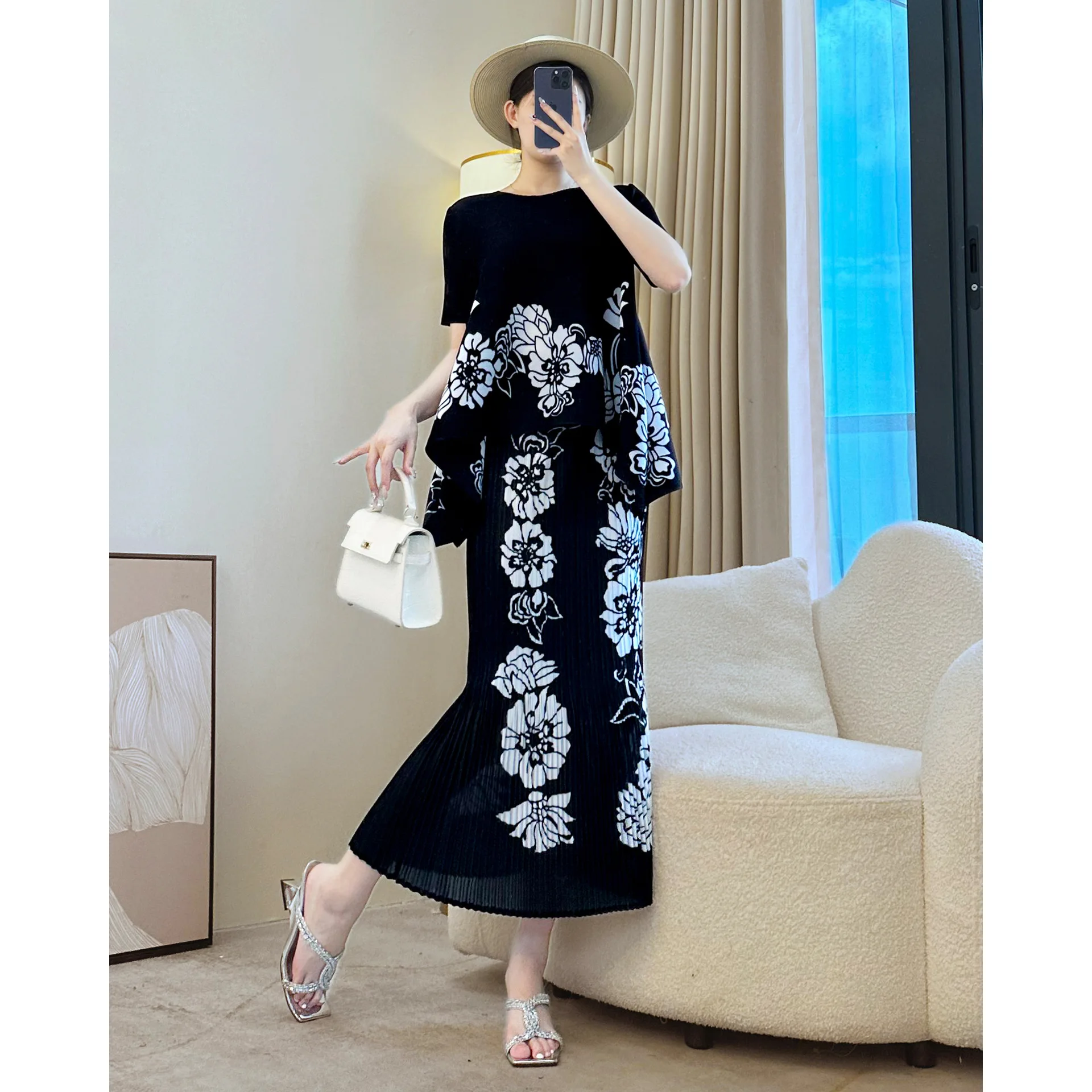 2025 Autunno Nuovo Miyake High-end Abito nero da donna Stampa a pieghe Primavera Top Gonna a pieghe Set a due pezzi