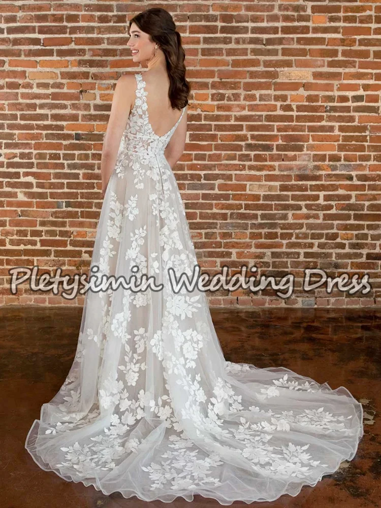 ชุดแต่งงานชายหาดผ้าทูลล์โปร่งสไตล์โบฮีเมียนสำหรับเจ้าสาว ชุดเจ้าสาวลูกไม้ปักลายลึกแบบวี พร้อมชายกระโปรงยาว สง่างาม แบบ Vestido De Novia สามารถสั่งตัดได้