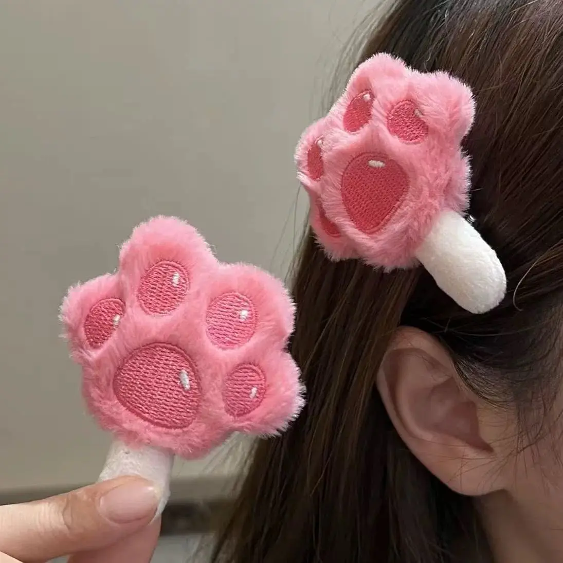Cute Plush Cat Paw Hair Clips for Women Kawaii Cartoon Barrettes Soft Fluffy Duckbill Hair Pins Sweet Bangs Hair Accessories