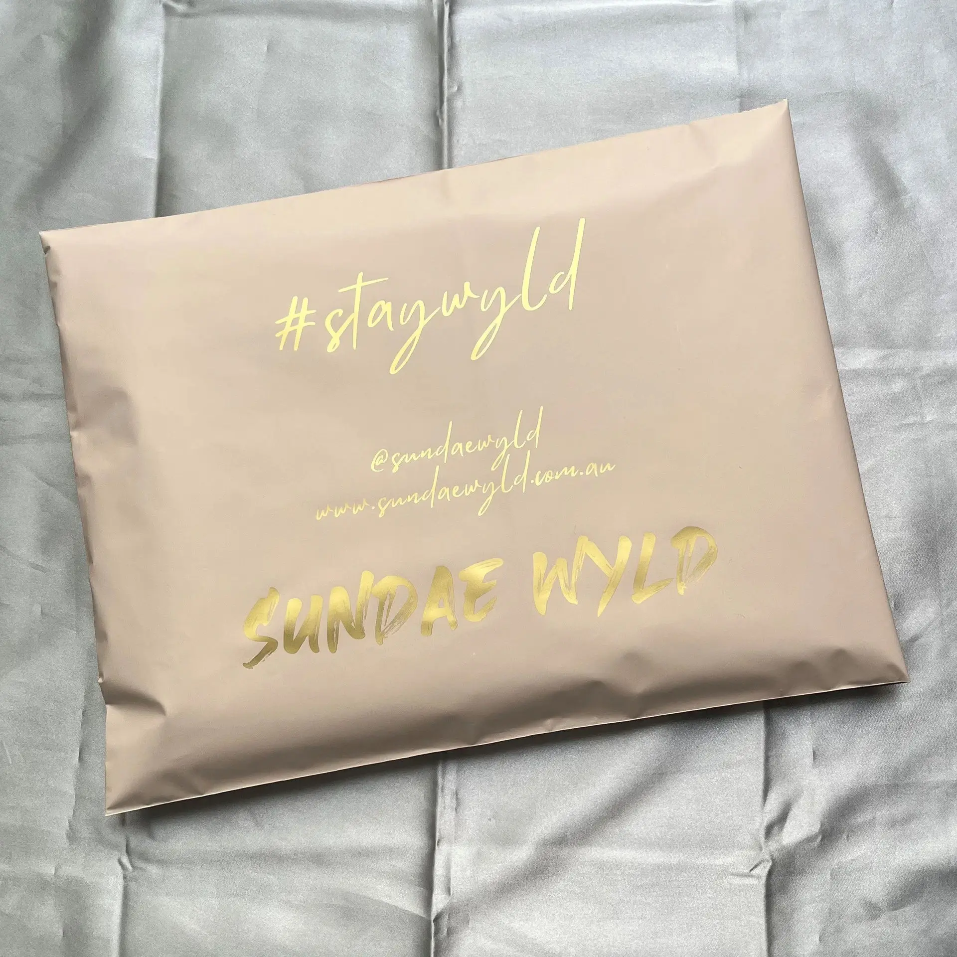 Aprikosenfarbene Matte Versandtasche aus Neuem Material, Dicke Plastik-Geschenktasche, Umschlag, Express-Tasche mit Firmenlogo und Slogan-Druck – Detail 8