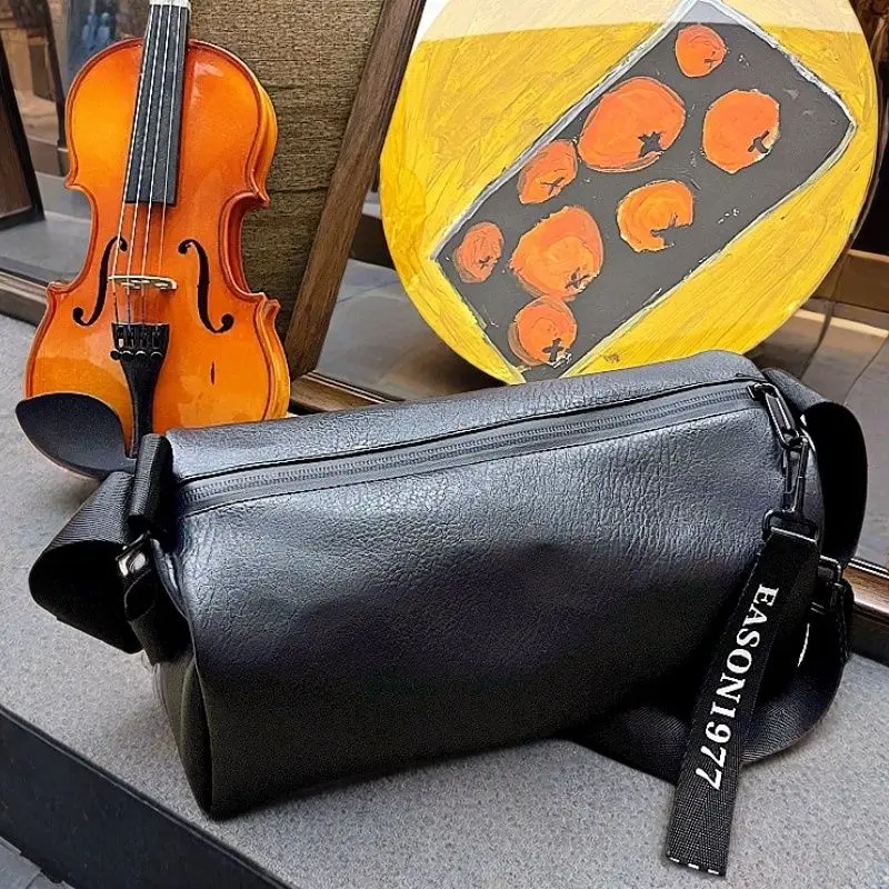 New Shoulder Messenger Bag, Korean Version of Fashion Men's Bag, Casual Large-capacity Drum Bag, Tide Handbag, Sports Backpack.