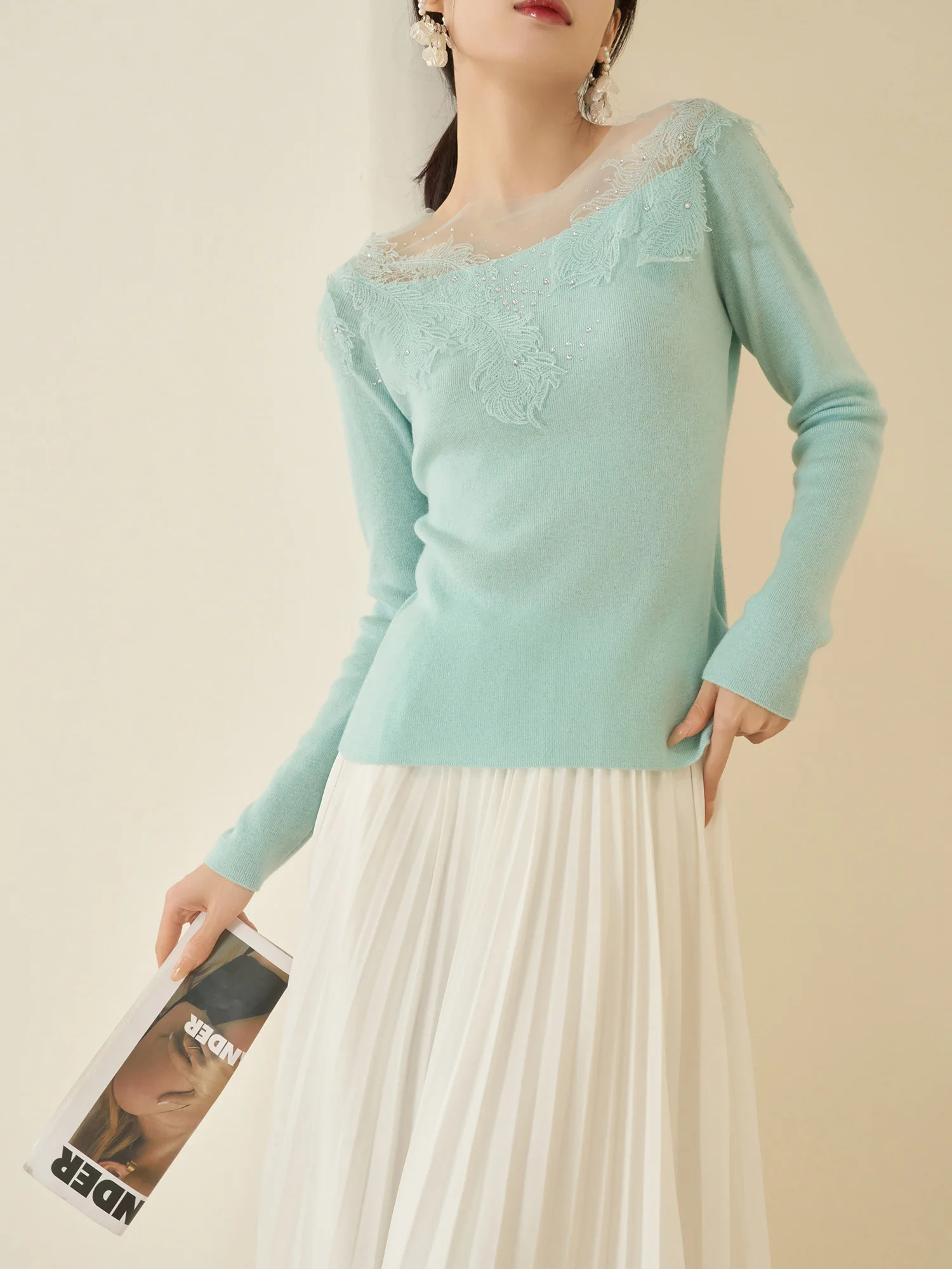 

Женская трикотажная базовая футболка Flowing Era 2026 Spring с кружевными вставками и круглым вырезом, из мягкого полиэфирного волокна, красивая, для ношения под одеждой