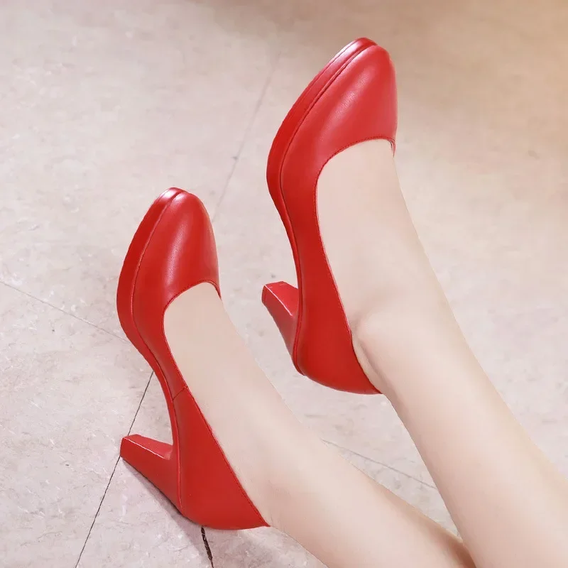 Taglia piccola 32-43 Tacchi medi a blocchi poco profondi Scarpe da sposa bianche rosse 2024 Décolleté con plateau in morbida pelle per la madre del