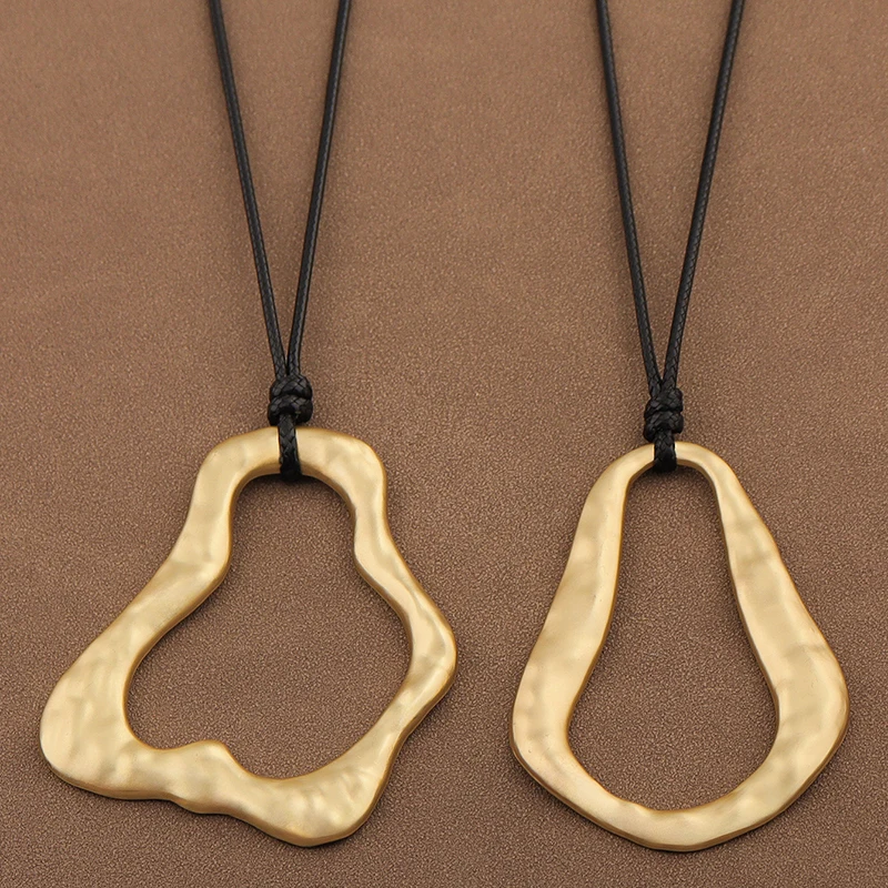 

1 x Women's Necklace With An Irregular Geometric Pendant, Winter Sweater Boho Style Necklace, Suitable for Everyday Wear