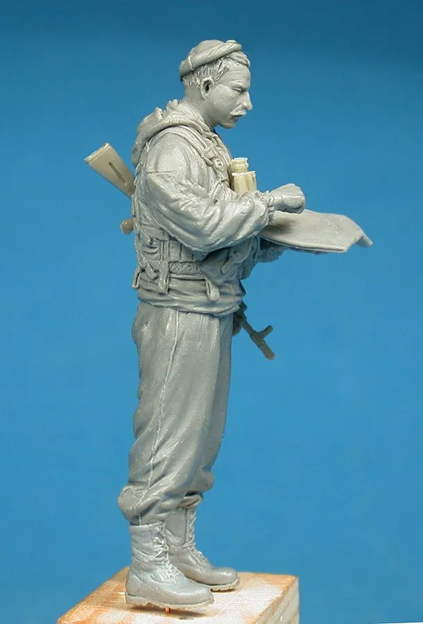 1:35 Scale Die Cast Resin Figure Model Assembly Kit Russian Volunteer Division Commander with Militia Paint  (2 People)