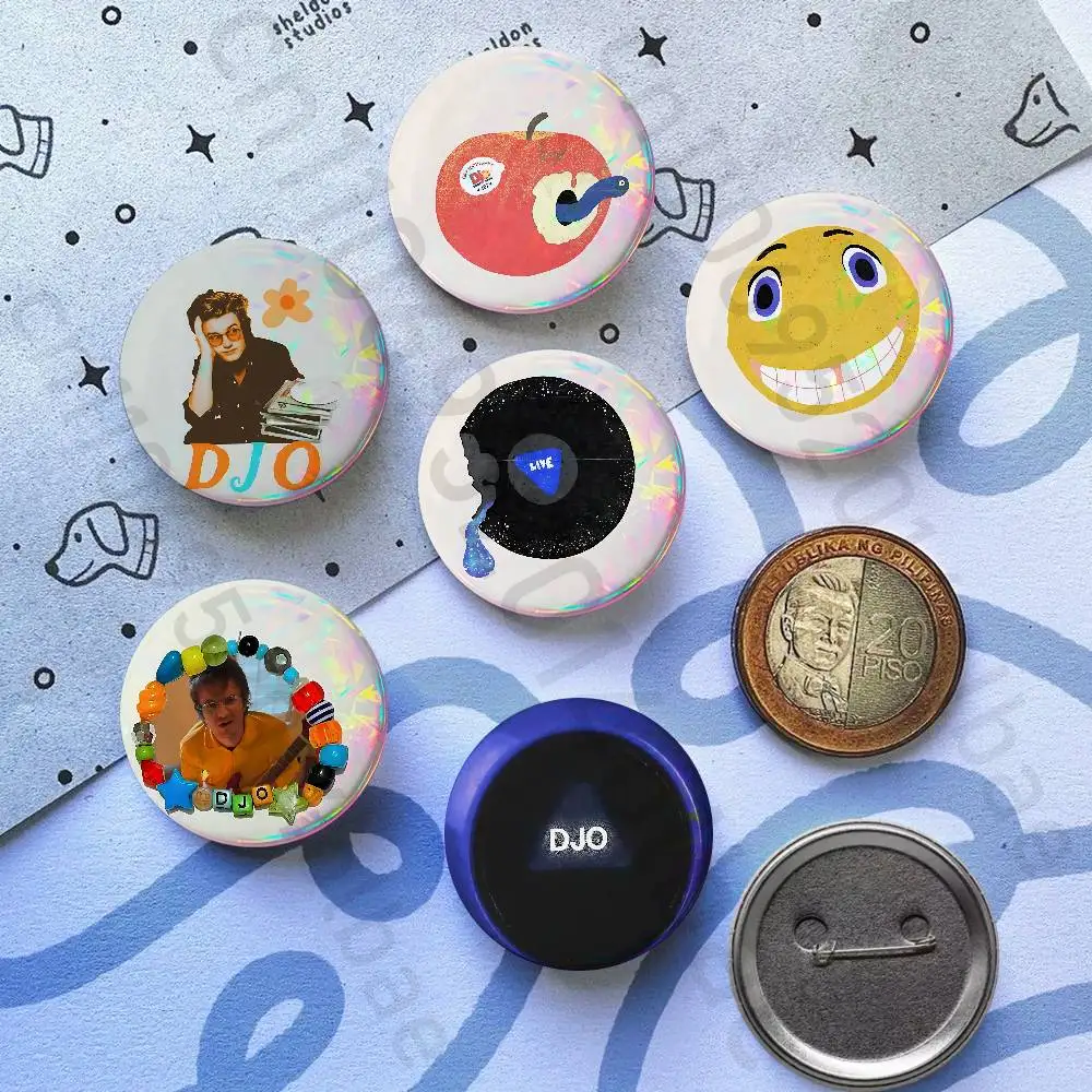 

Fashion Singer D-Djo 58mm Icon Badge Handmade Tinplate Brooch for Backpack Clothes Chest Ornament Gifts